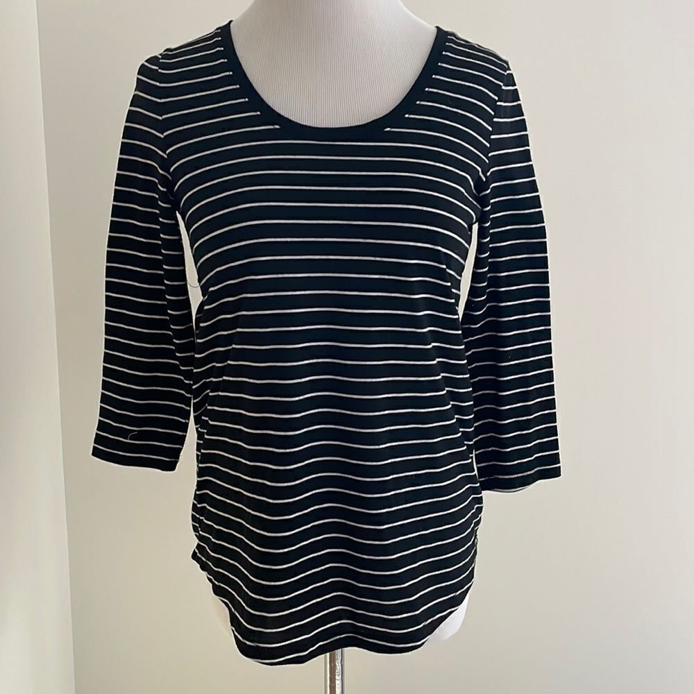 Black and white three-quarter sleeve shirt with open accent size women’s small